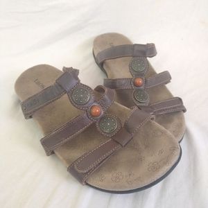 Taos Footwear Women's Prize Strappy Sandal